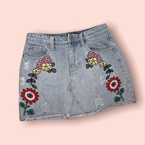 Embroidered denim skirt🌼